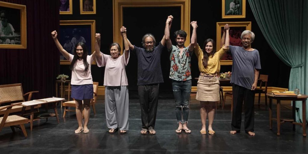 Curtain call dengan enam pemain teater Rumah Kenangan tanpa dihadiri penonton live
